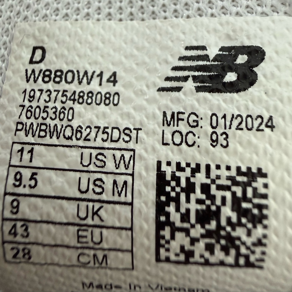 New Balance 880 athletic shoes- size 11. Very light wear. See tag - Picture 8 of 8